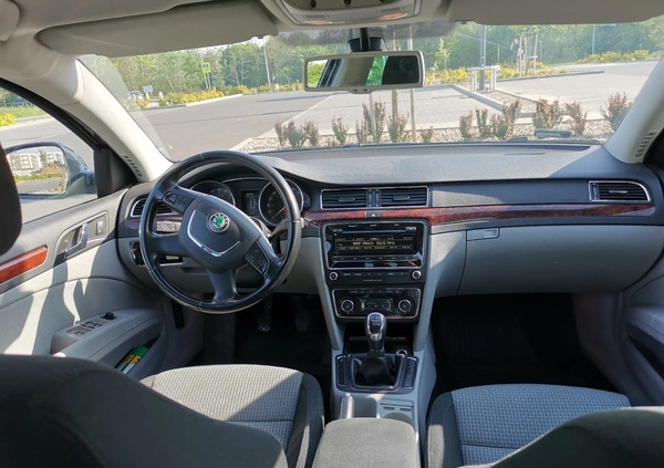 Skoda Superb cena 25000 przebieg: 287924, rok produkcji 2010 z Poznań małe 211